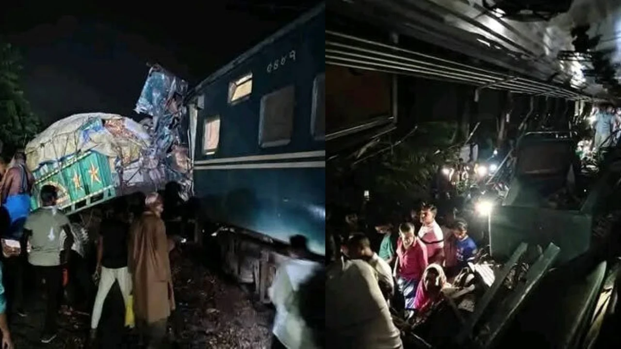 খুলনায় ট্রেন-ট্রাকের সংঘর্ষ, রেল যোগাযোগ বন্ধ