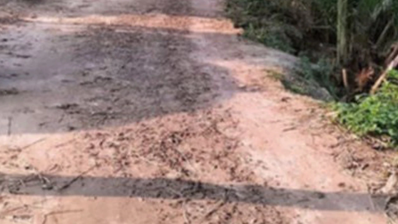 তাড়াশে রাস্তার নির্মাণ কাজ শেষ হয়নি ৩ বছরেও 