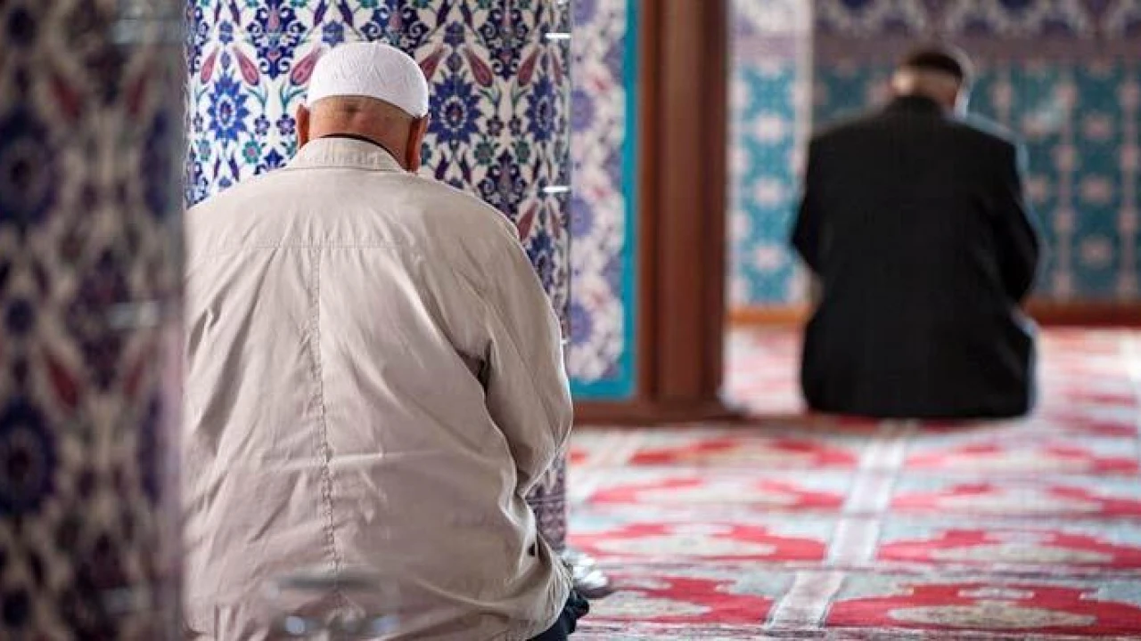 নামাজরত ব্যক্তির সামনে দিয়ে যাওয়া যাবে কি?