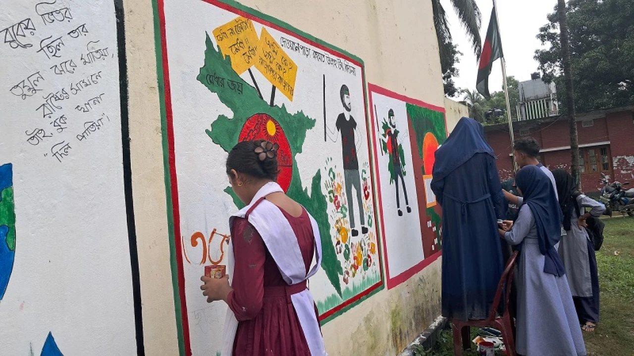 রাজবাড়ীতে দেয়ালজুড়ে শিক্ষার্থীদের চিত্রকর্ম, স্লোগান