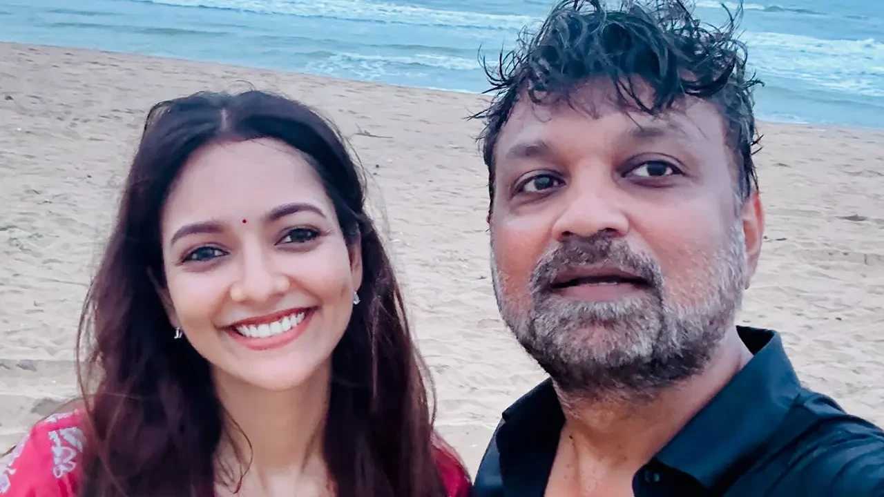 তরুণীর সঙ্গে সৃজিতের সেলফি ভাইরাল