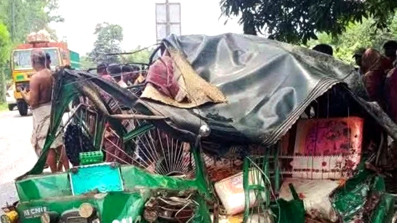 ট্রাকের ধাক্কায় প্রাণ গেল ছেলে-মা-বাবার