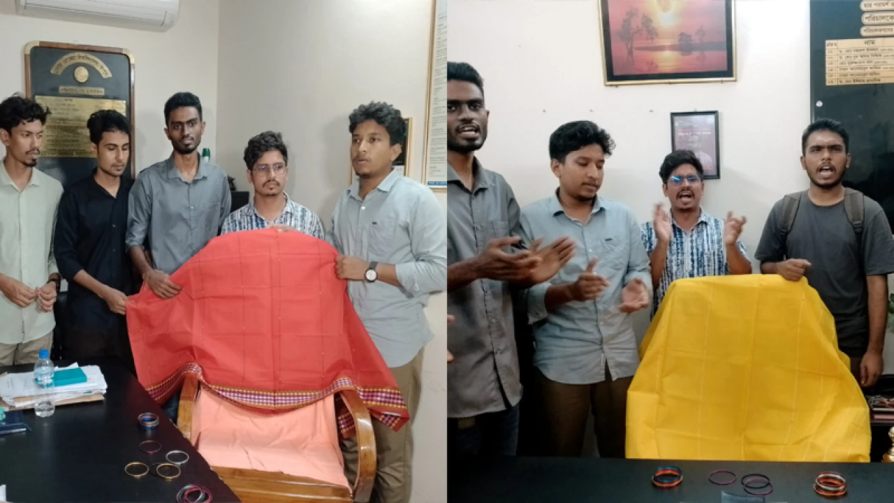 প্রক্টর-ছাত্র উপদেষ্টাকে শাড়ি-চুড়ি দিয়ে শিক্ষার্থীদের প্রতিবাদ