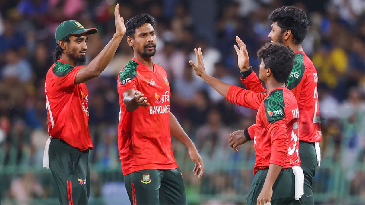 ৪ ওভারে ৬ রান দিয়ে মোস্তাফিজের রেকর্ড