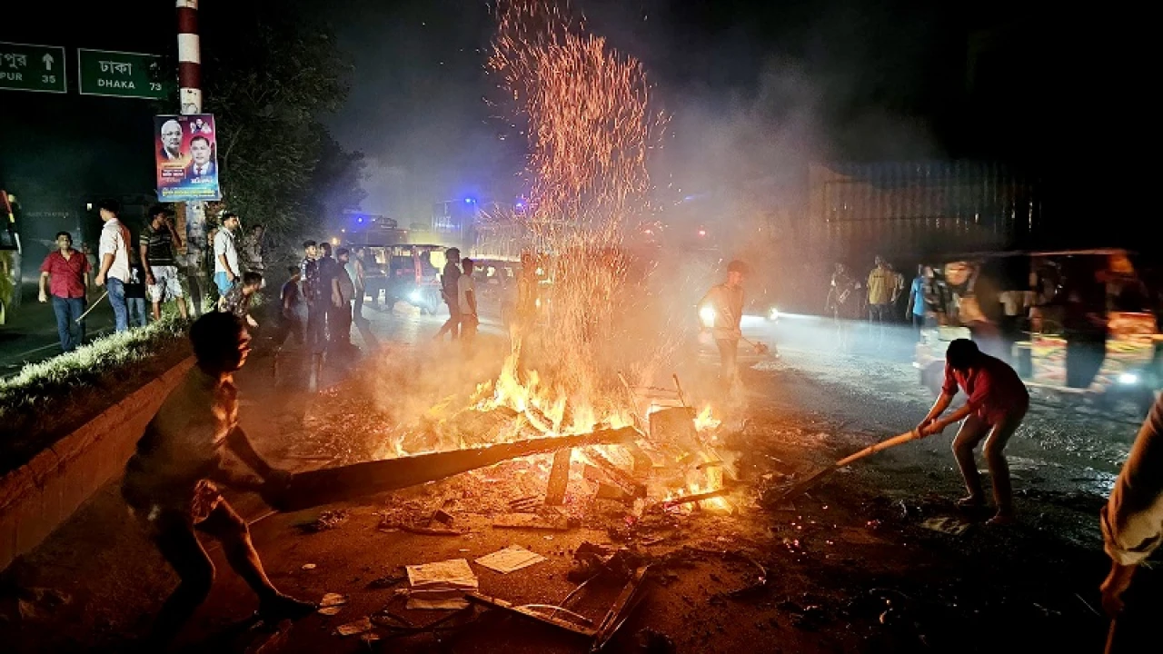 শ্রীপুরে মহাসড়ক অবরোধ করে শ্রমিকদের বিক্ষোভ