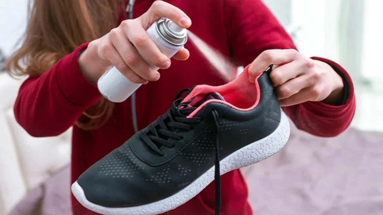 বৃষ্টিতে ভিজে জুতা-মোজায় দুর্গন্ধ? দূর করবেন যেভাবে