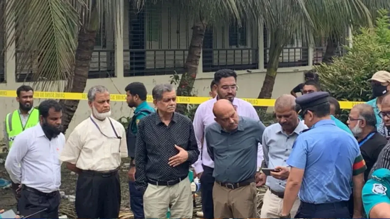 মাইলস্টোনে গিয়ে শিক্ষার্থীদের তোপের মুখে আইন ও শিক্ষা উপদেষ্টা