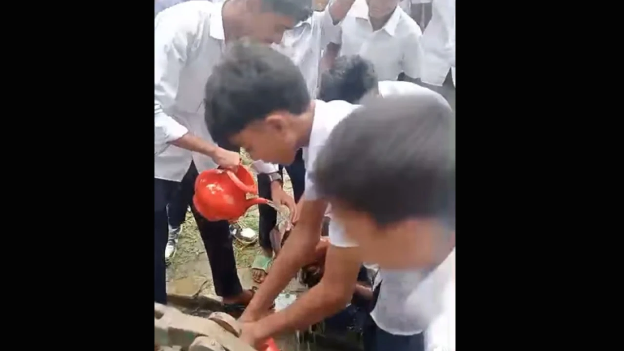 প্রচণ্ড গরমে শ্রেণি কক্ষে অজ্ঞান হয়ে পড়ল ৫ শিক্ষার্থী 