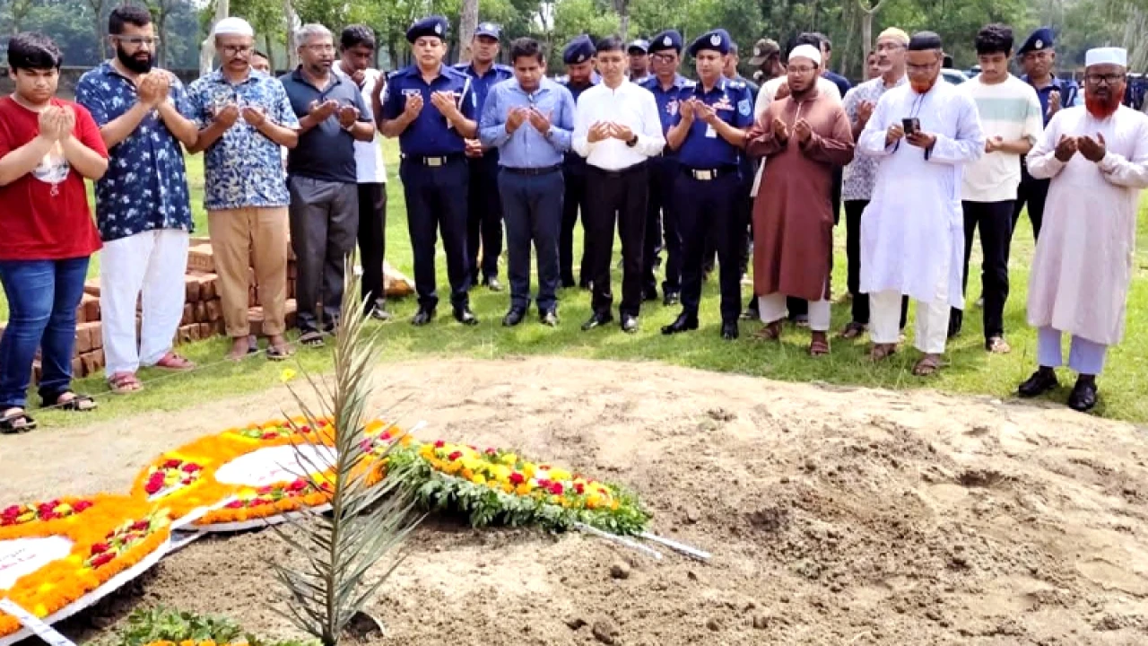 শিক্ষিকা মাহরীন চৌধুরীর সমাধিতে ডিসি-এসপির শ্রদ্ধা
