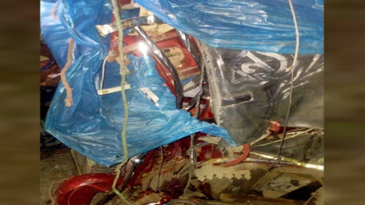 ইজিবাইককে ট্রাকের ধাক্কা, প্রাণ গেল যাত্রীর 