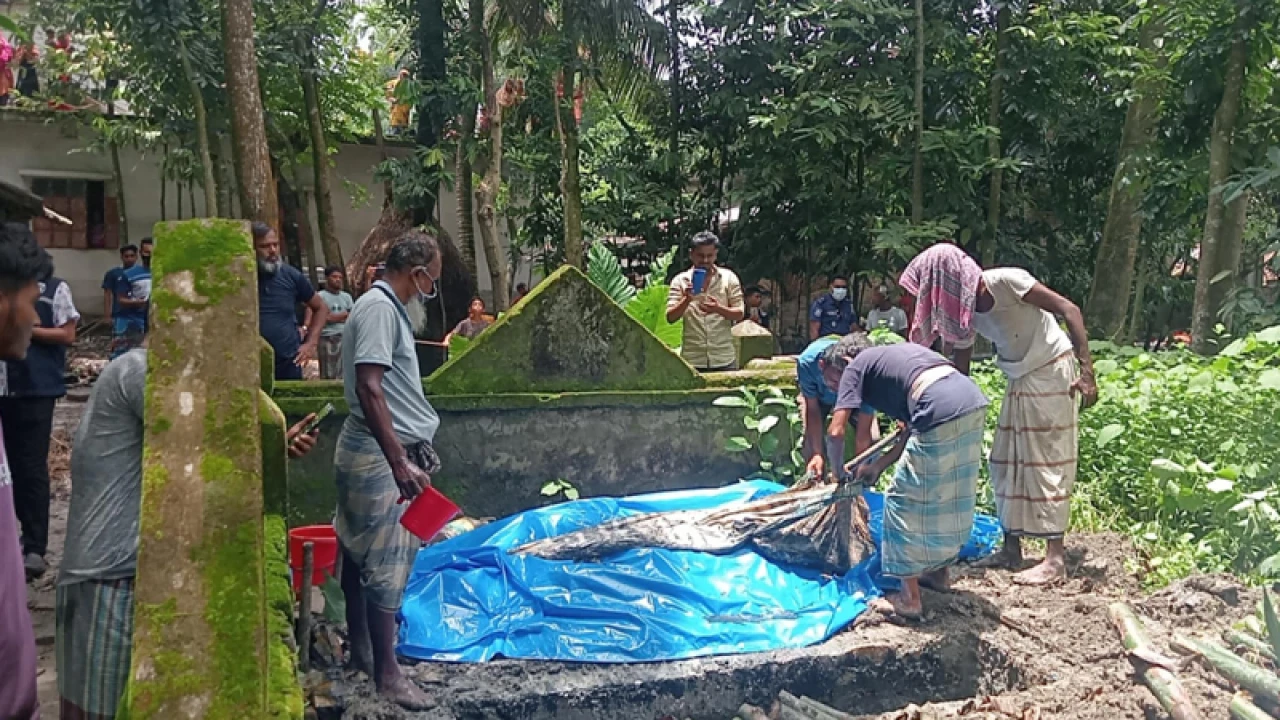 বাকেরগঞ্জে দাফনের ২ মাস পর মরদেহ উত্তোলন