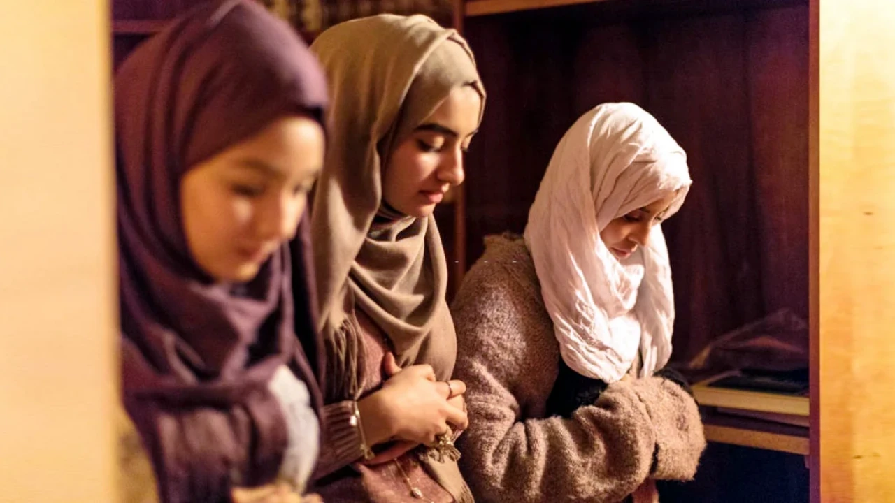 ঘরে নামাজের জামাতে নারীদের অংশগ্রহণ