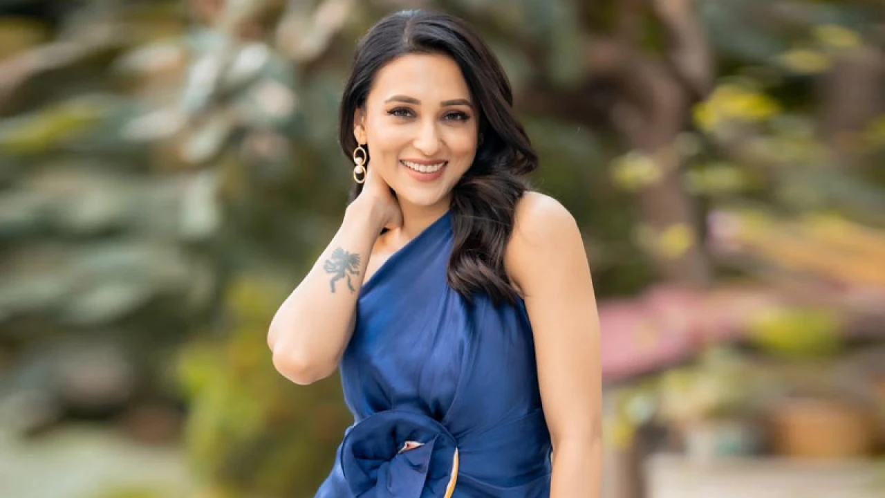 হঠাৎ খোলামেলা রূপে মিমি চক্রবর্তী