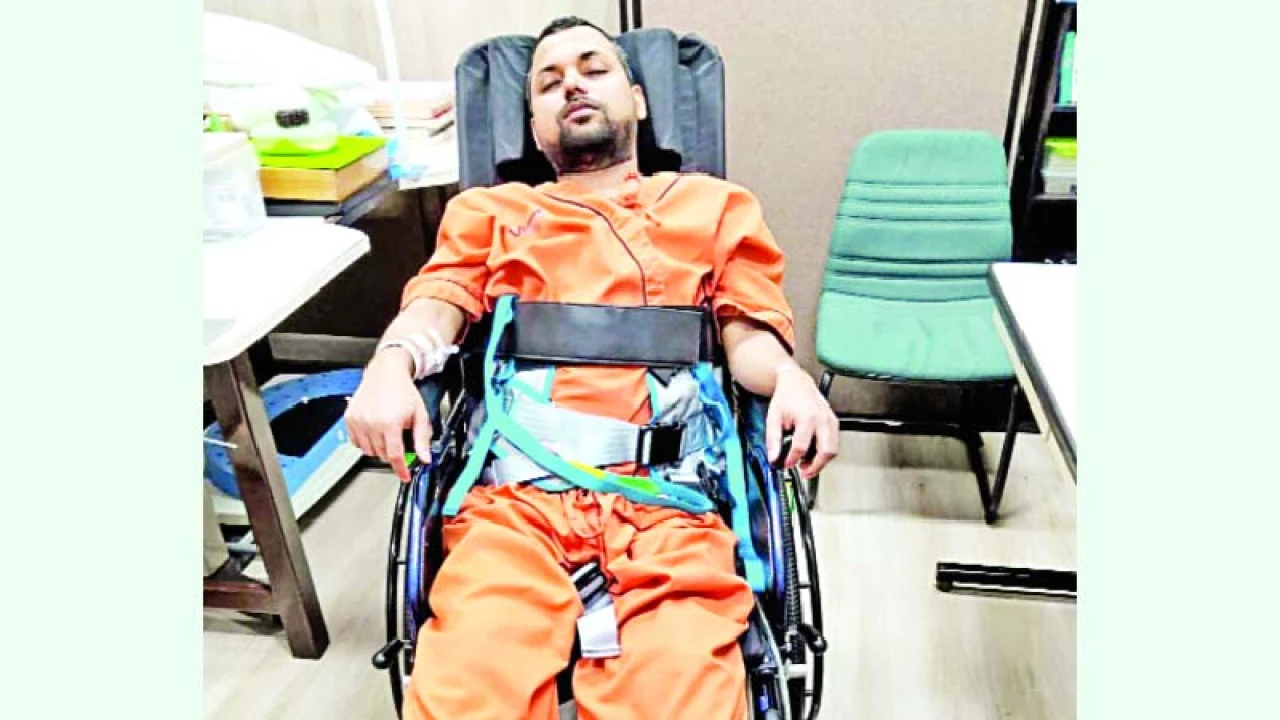 চিকিৎসা শেষ না করেই দেশে ফিরতে হচ্ছে আনোয়ারকে