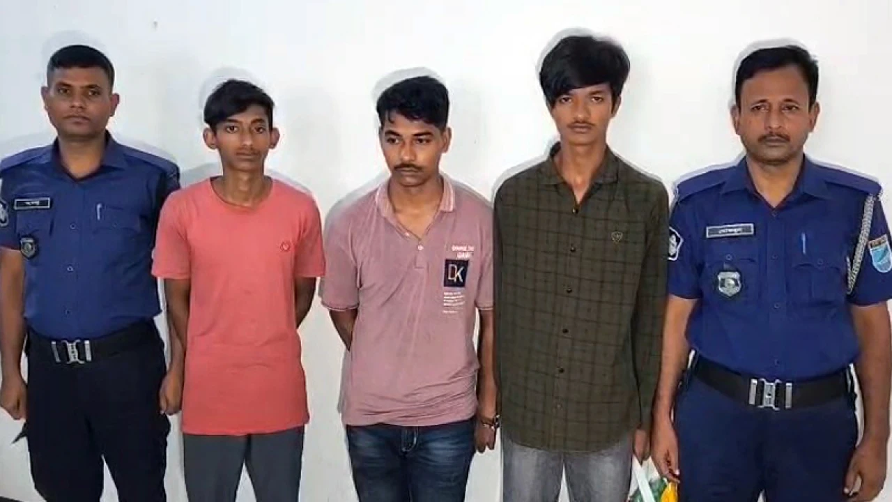 স্কুলছাত্রীকে রাতভর ধর্ষণের অভিযোগে গ্রেপ্তার ৩ বন্ধু
