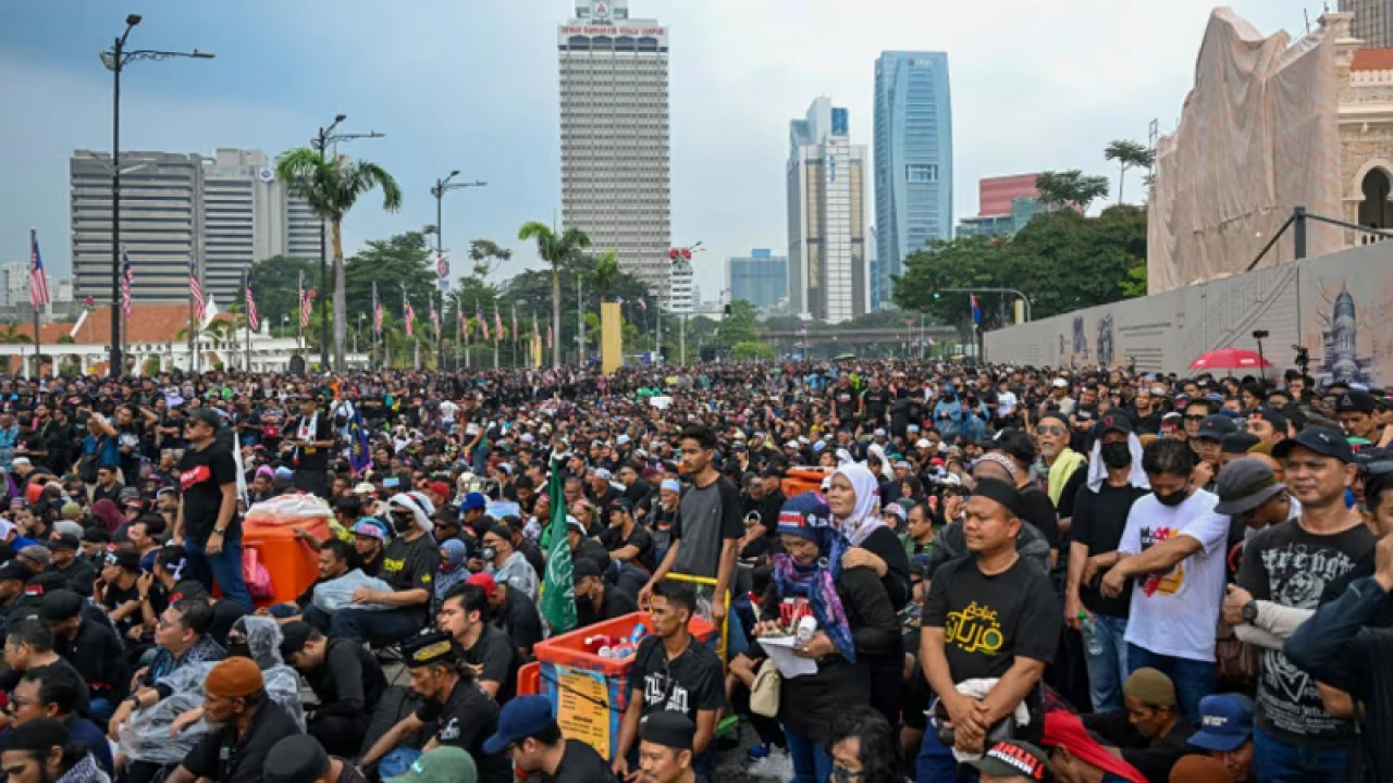 মালয়েশিয়ায় প্রধানমন্ত্রীর পদত্যাগের দাবিতে হাজারো মানুষের বিক্ষোভ 