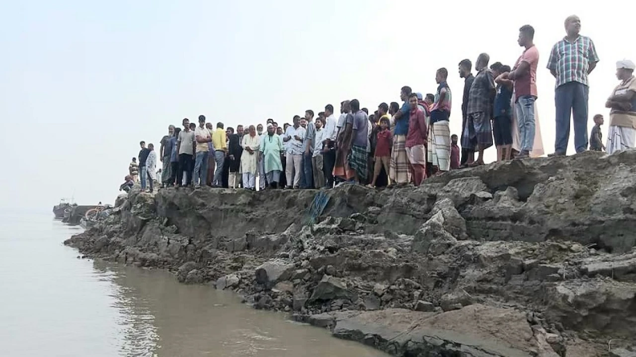 পদ্মায় তীব্র ভাঙন, আতঙ্কে নদীপাড়ের ৪ ইউনিয়নের মানুষ
