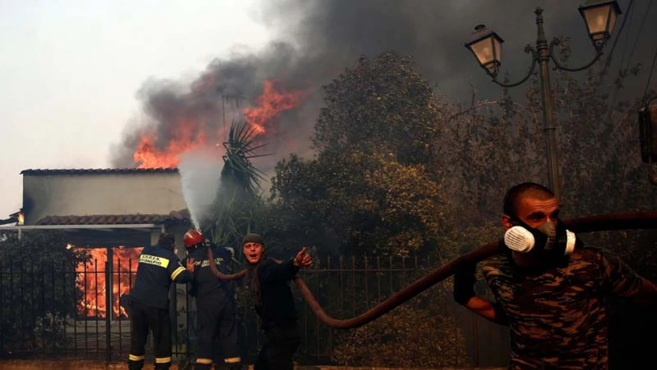 সরিয়ে নেওয়া হচ্ছে স্থানীয়দের