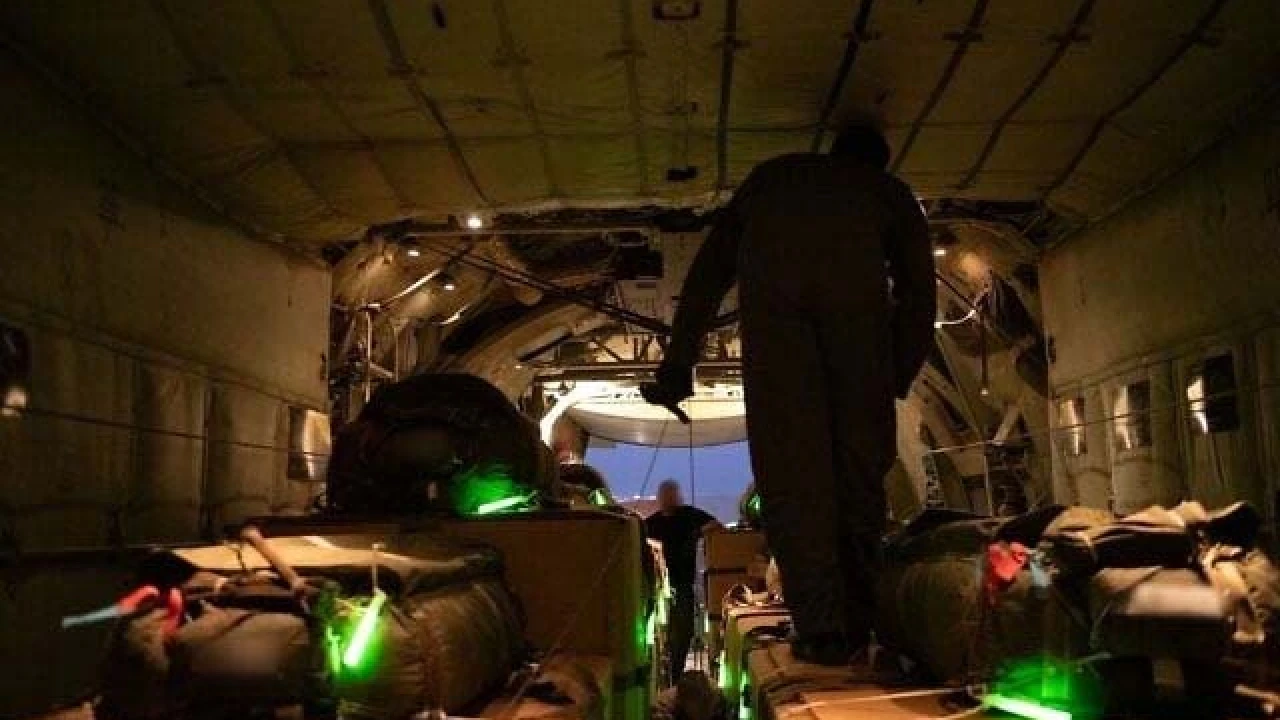 গাজায় প্রথমবারের মতো বিমান থেকে ত্রাণ ফেলল আইডিএফ