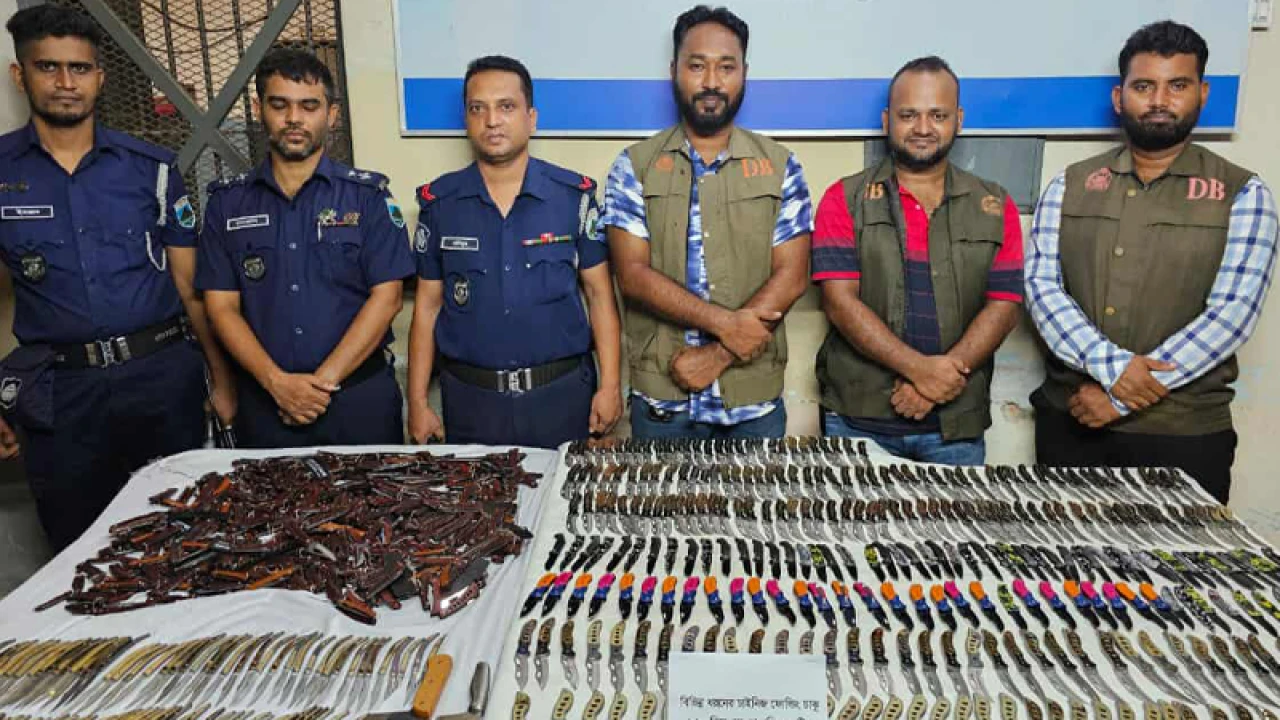 দুইটি চাপাতিসহ ৮১০ পিস চায়নিজ ফোল্ডিং চাকু উদ্ধার