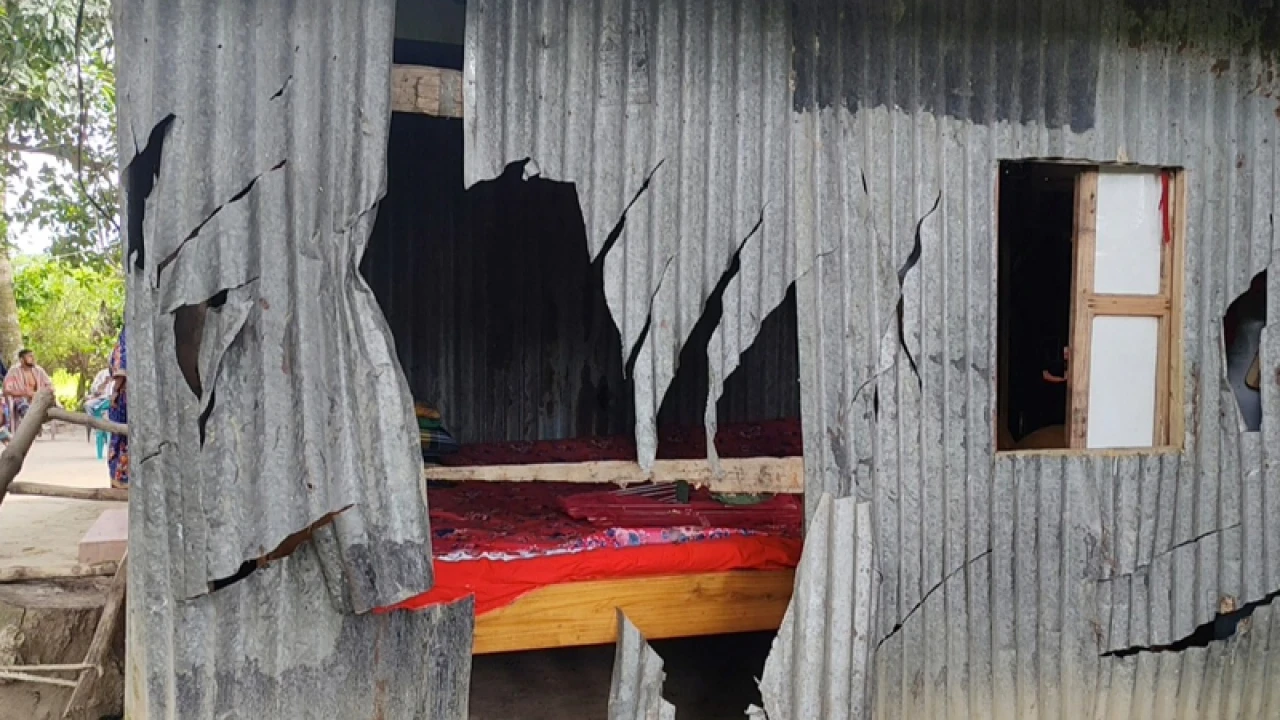 মাদারীপুরে বাড়িঘর ভাঙচুরসহ লুটপাট, বোমা বিস্ফোরণ