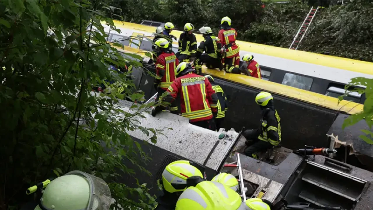 জার্মানিতে ট্রেন লাইনচ্যুত, নিহত তিন