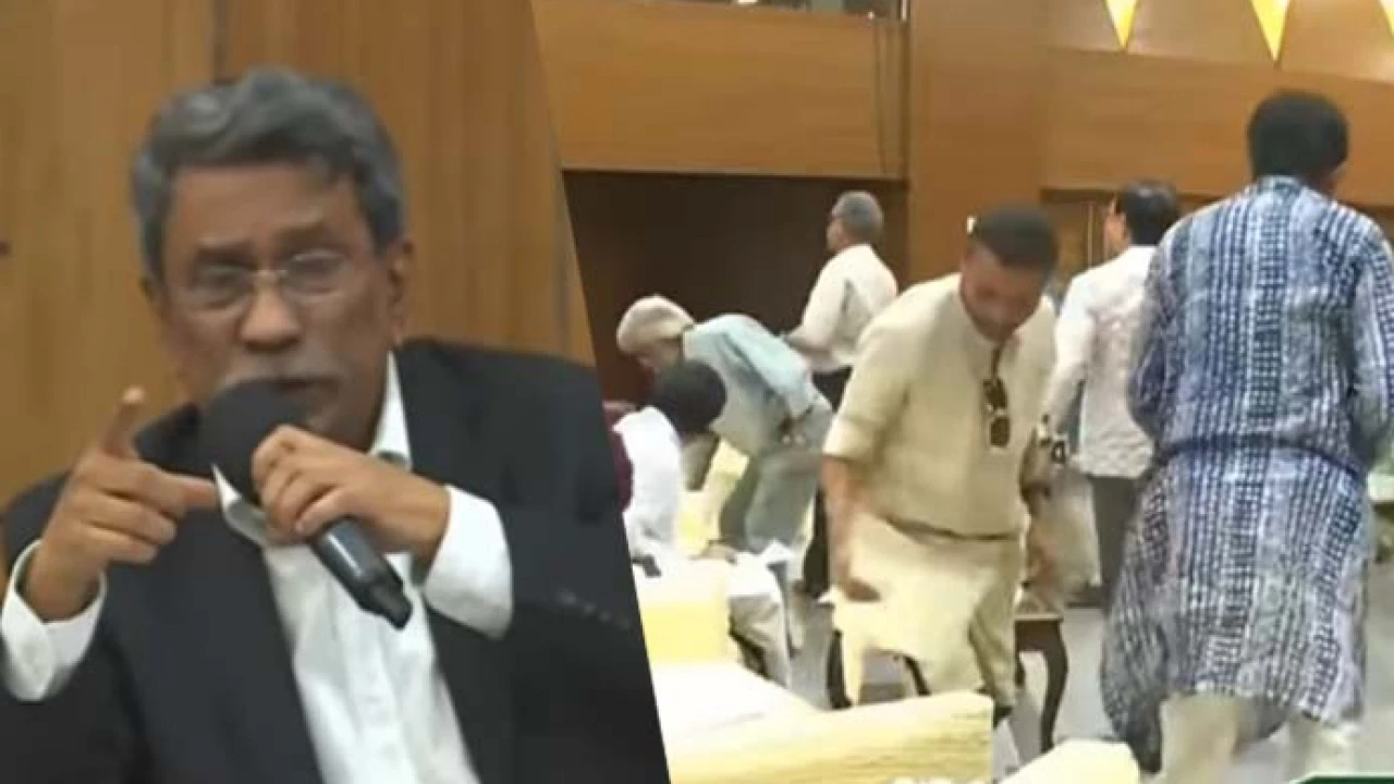 রুম থেকে বের হয়ে গেলেন নেতারা