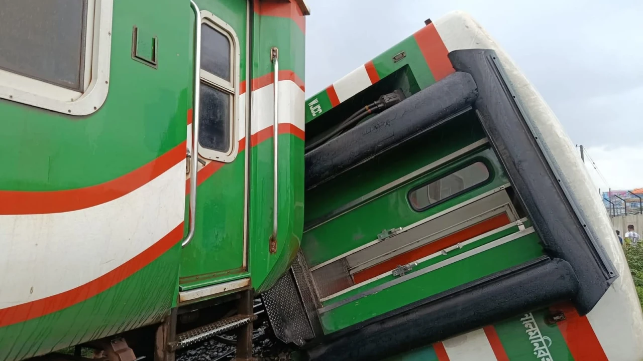 লালমনিরহাটে ট্রেন দুর্ঘটনা, দুই বগি লাইনচ্যুত