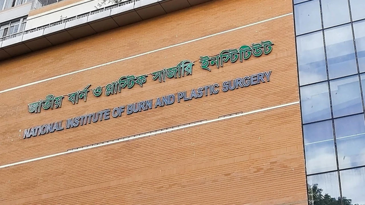 সিগারেট ধরাতে গিয়ে দগ্ধ দম্পতি