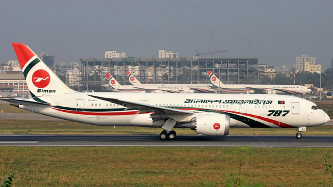 পিচ্ছিল রানওয়েতে ঝুঁকি নিয়ে চলছে বিমান