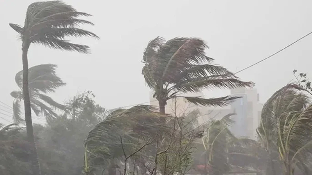 সাত জেলায় ৬০ কিলোমিটার বেগে ঝড়ের আভাস, সতর্কসংকেত