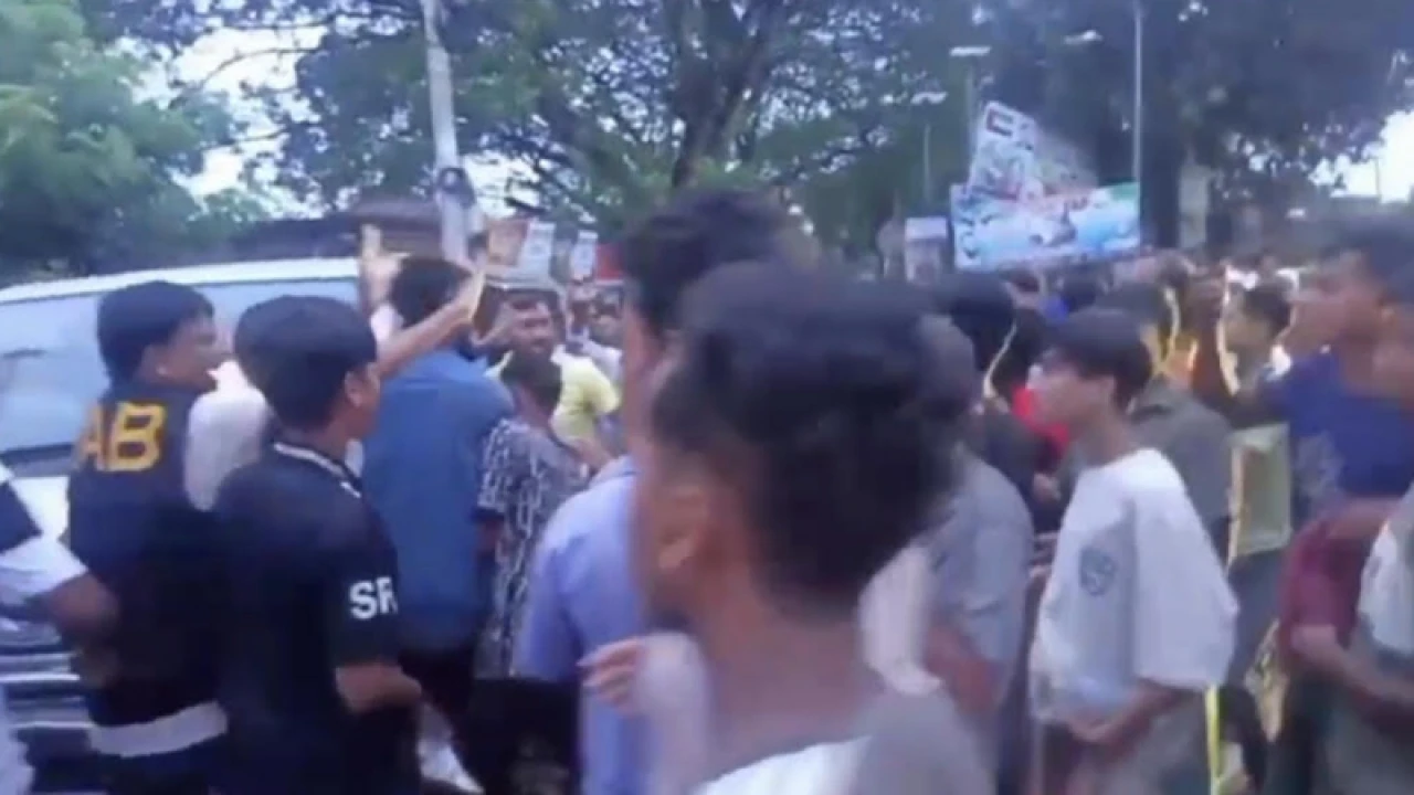 ‎ভুয়া র‌্যাব ধরতে ধাওয়া আসল র‌্যাবের, দুই পক্ষকেই মারধর করল জনতা 