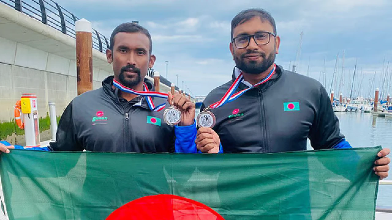 ইংলিশ চ্যানেল পাড়ি দিলেন হিমেল ও সাগর