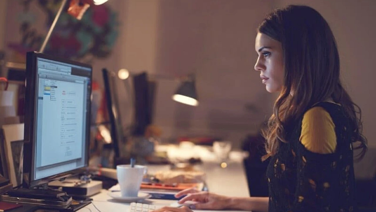 সারাক্ষণ ডিজিটাল স্ক্রিনে চোখ, হতে পারে যেসব ক্ষতি