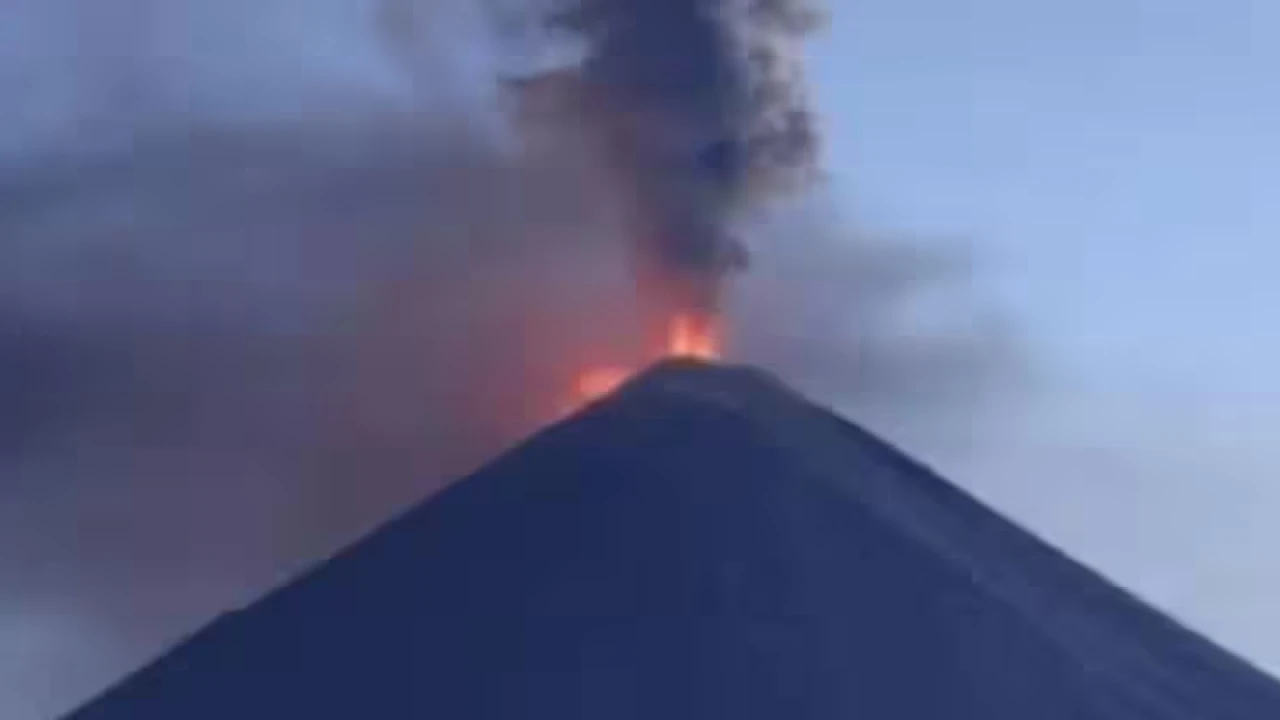 ভূমিকম্প ও সুনামির পর এবার রাশিয়ায় অগ্ন্যুৎপাত