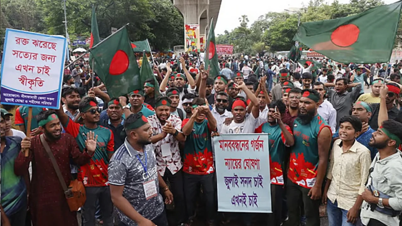 জুলাই সনদের দাবিতে শাহবাগ অবরোধ, যান চলাচল বন্ধ