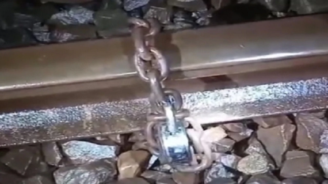 রেললাইনে শিকল পেঁচিয়ে তালা দিল কে, খুঁজছে পুলিশ