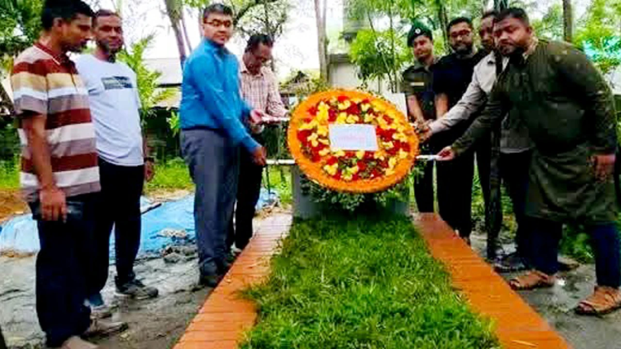 শ্রীপুরে তিন শহীদের সমাধিতে প্রশাসনের শ্রদ্ধা নিবেদন