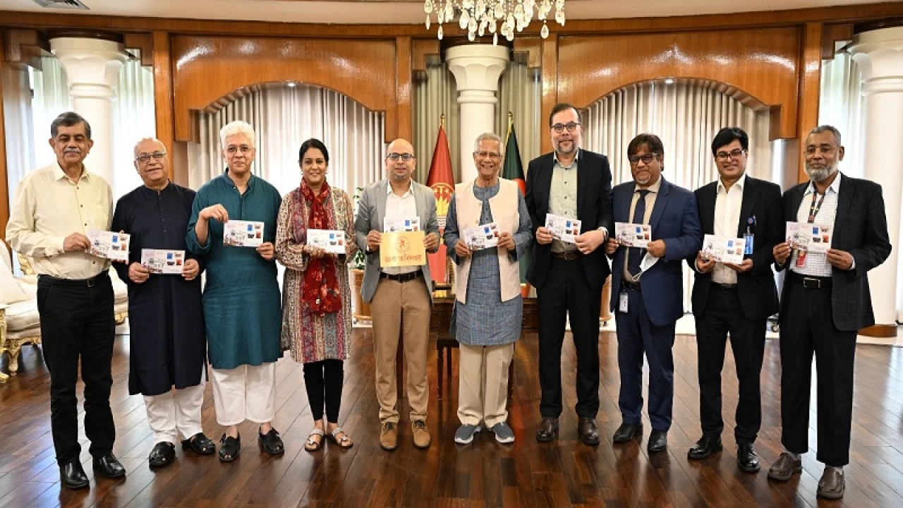 স্মারক ডাকটিকিট অবমুক্ত করলেন প্রধান উপদেষ্টা