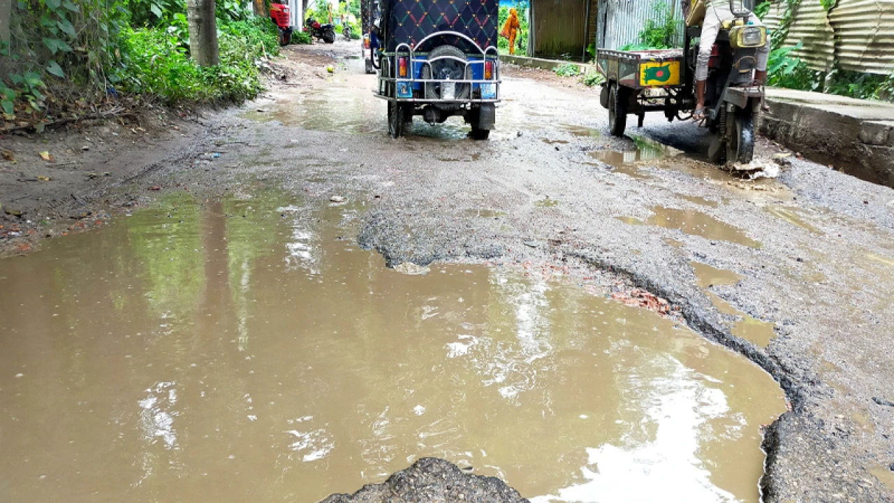 হোমনা-মুরাদনগর সড়কের ১৪ কিলোমিটার বেহাল দশা