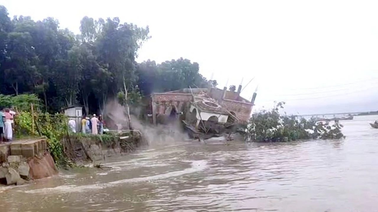 পদ্মায় তলিয়ে গেল দুই তলা মসজিদ 