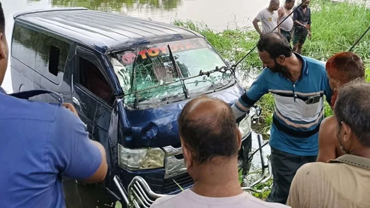 সাতসকালে নিয়ন্ত্রণ হারিয়ে মাইক্রোবাস খালে, নিহত ৭