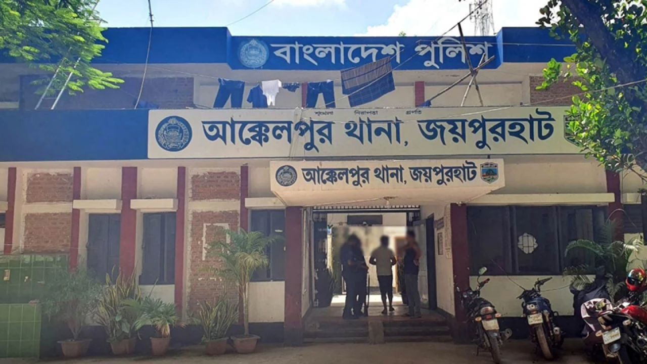 জয়পুরহাটে বস্তায় পুড়ছিল অজ্ঞাত ব্যক্তির মরদেহ