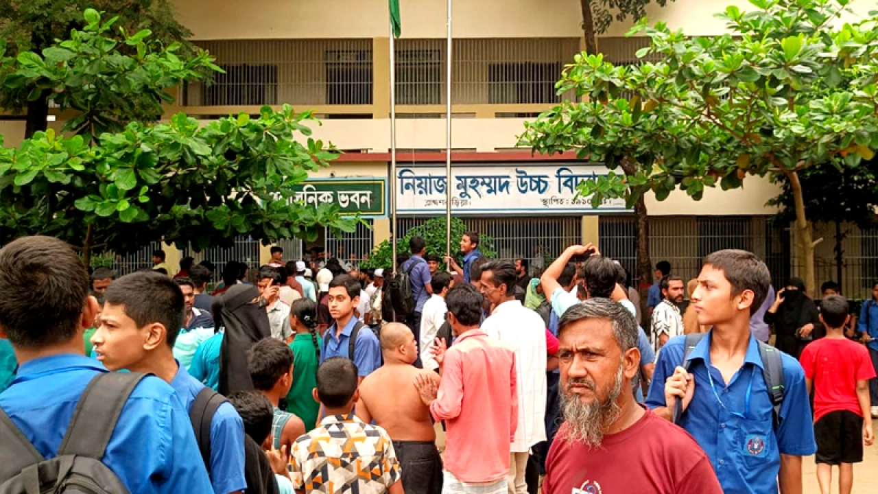 স্কুলের ল্যাবে বিকট শব্দ, বের হতে গিয়ে আহত অর্ধশতাধিক শিক্ষার্থী