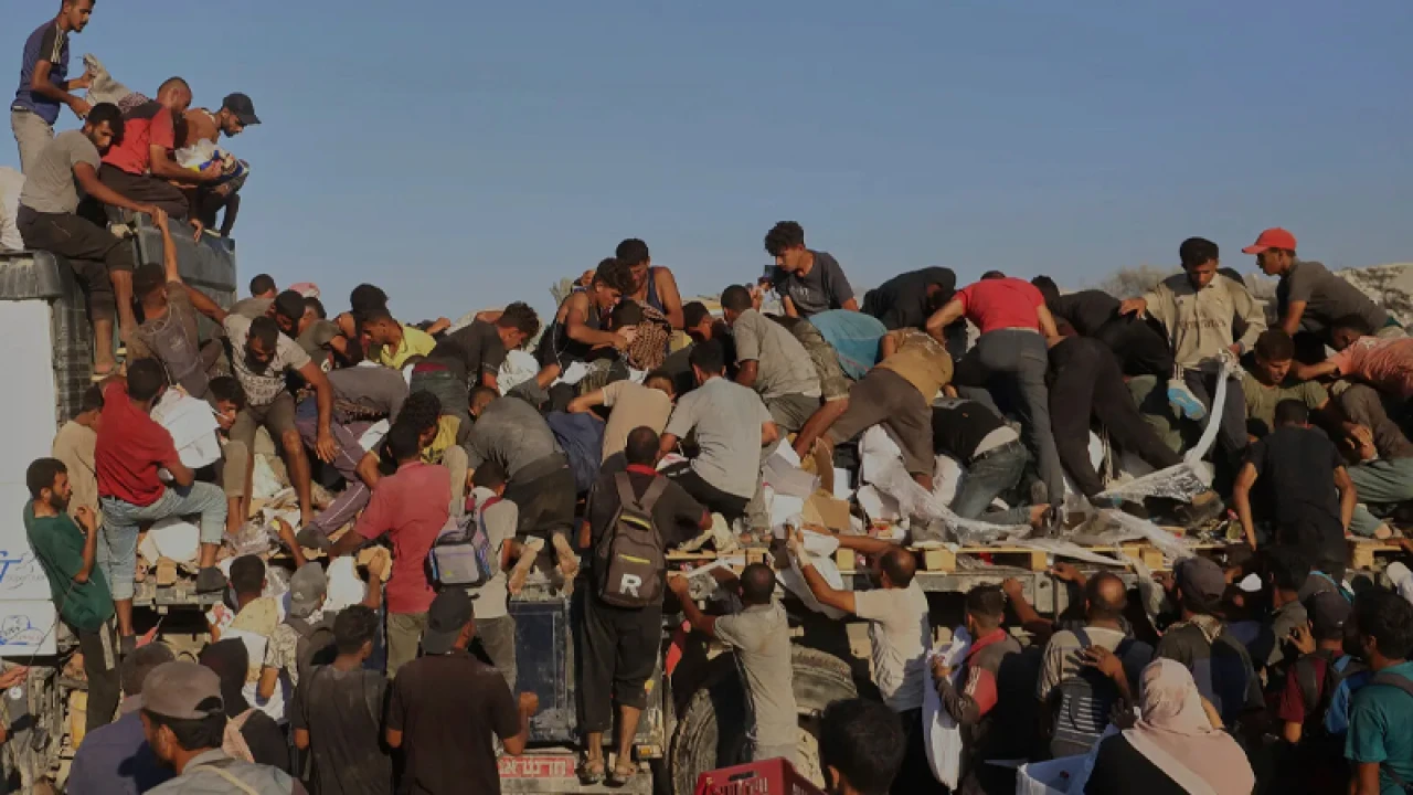 গাজায় ত্রাণের ট্রাক উল্টে ২৫ জনের মৃত্যু