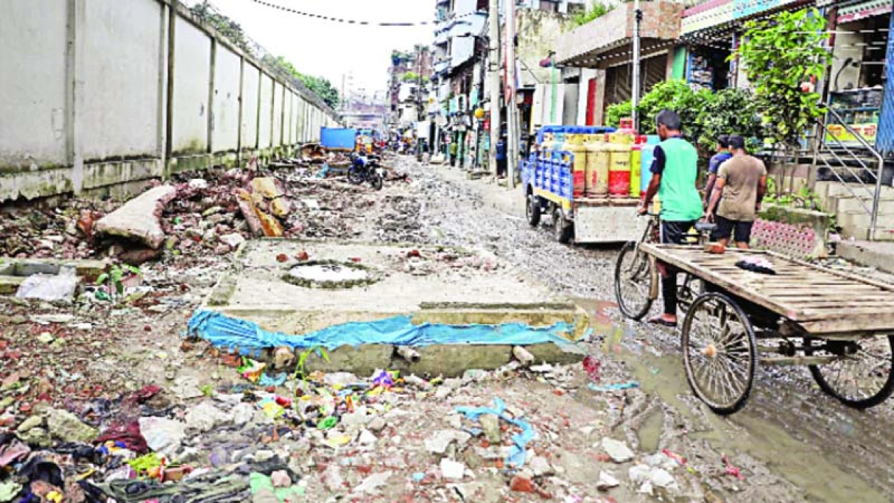 খানাখন্দে ভরা ঢাকার রাস্তা, দুর্ভোগে নগরবাসী 