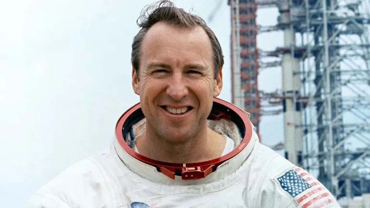 মহাকাশচারী জিম লোভেল আর নেই