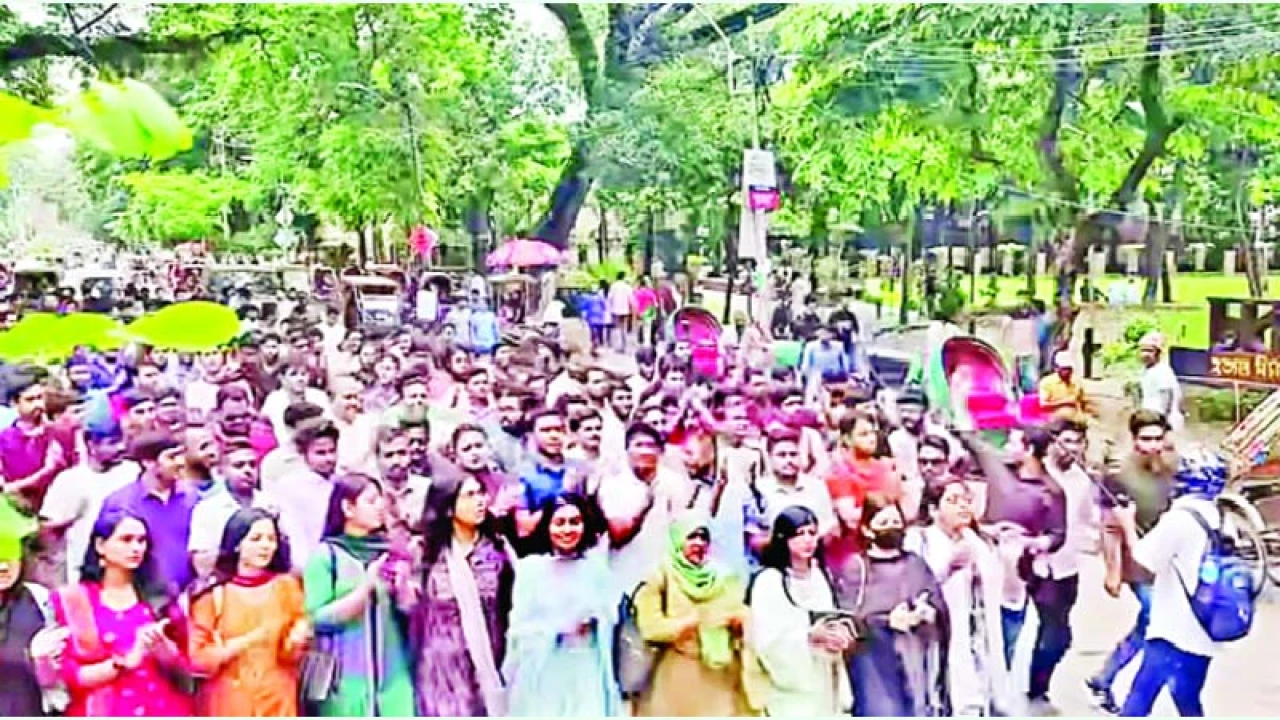 ঢাবির হলে প্রকাশ্য ও গুপ্ত রাজনীতি নিষিদ্ধ নিয়ে প্রশ্ন