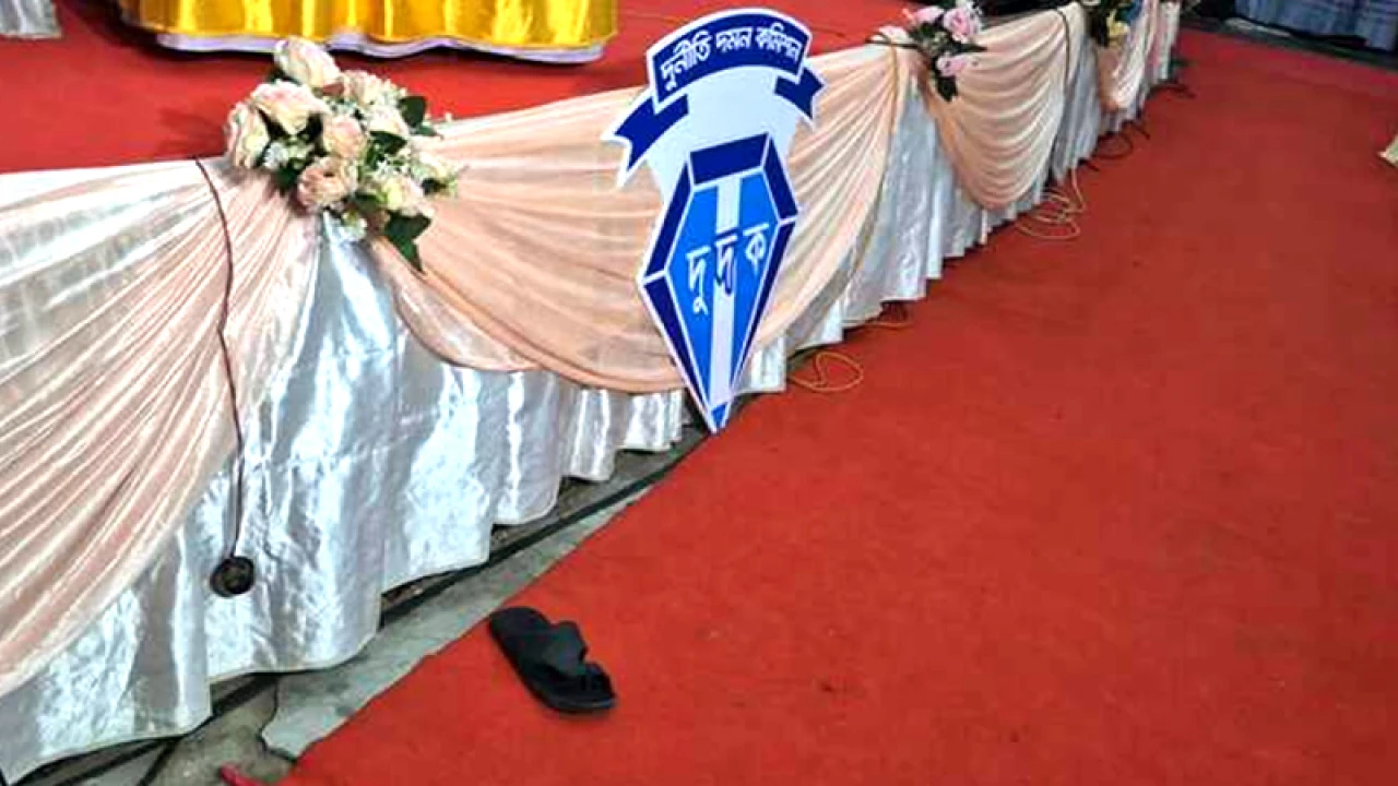 দুদক চেয়ারম্যানকে জুতা নিক্ষেপ