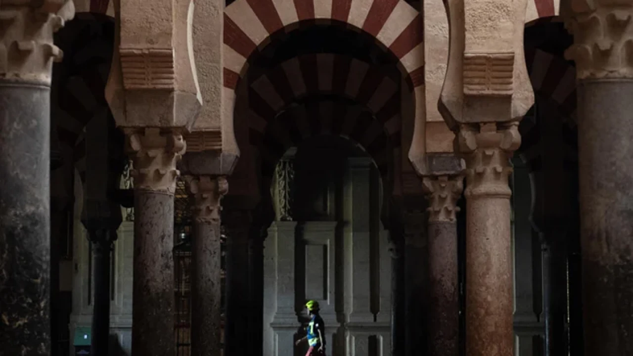 অগ্নিকাণ্ডের পর পুনরায় খুলল স্পেনের ঐতিহাসিক মসজিদ-ক্যাথেড্রাল